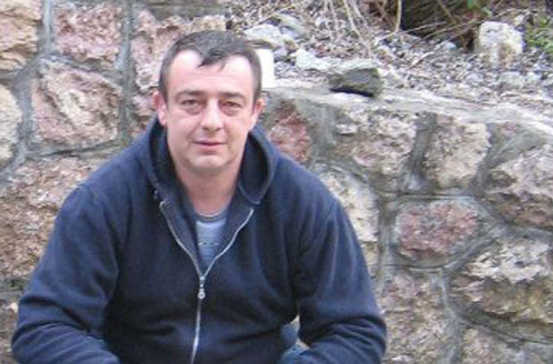 Поцрнео у лицу и умро жени на рукама, на телу нема трагова убода!